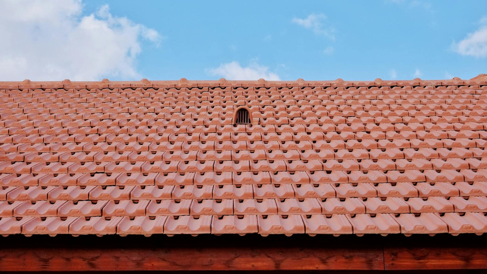 Dachsanierung Österreich: 120–220 €/m² + 3 Positionen, die fast immer überteuert sind Dachsanierung Österreich: 120–220 €/m² + 3 Positionen, die fast immer überteuert sind